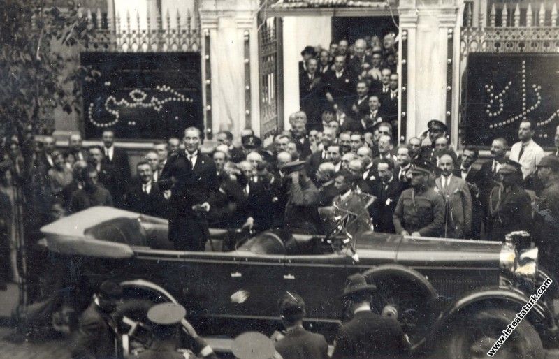 Mustafa Kemal Atatürk'ün Cağaloğlu'ndaki CHP binasını ziyareti, İstanbul. (10.07.1927)