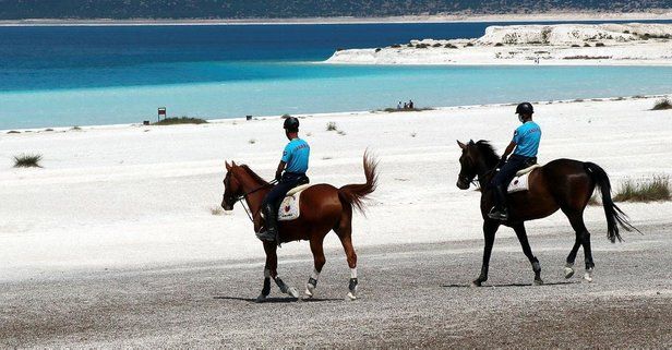 "Türkiye'nin Maldivleri" olarak bilinen Salda Gölü, atlı jandarmaya emanet