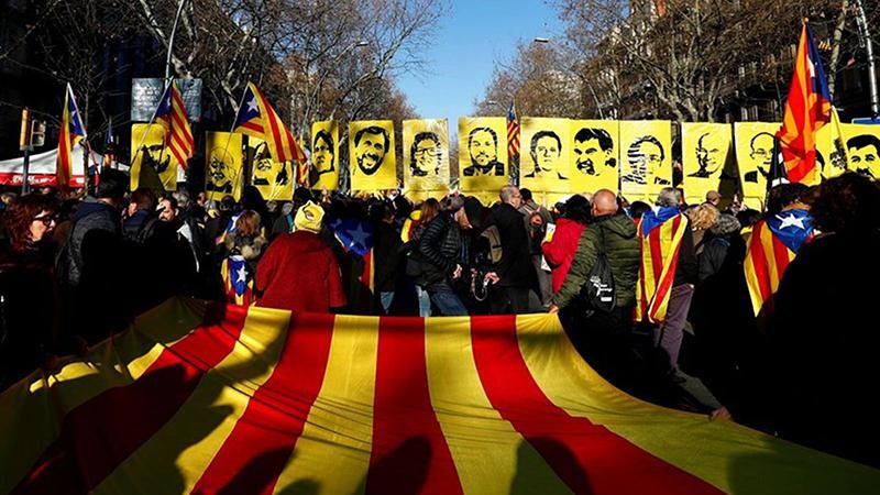 Ayrılıkçı Katalanlara siyaset yasaklandı
