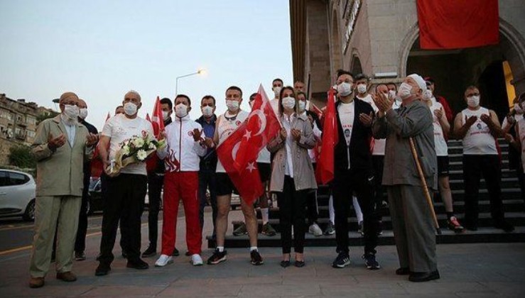 Son dakika: Nevşehir'den bir grup sporcu, 15 Temmuz kahramanı Ömer Halisdemir'in Niğde'deki kabrine koşuyor
