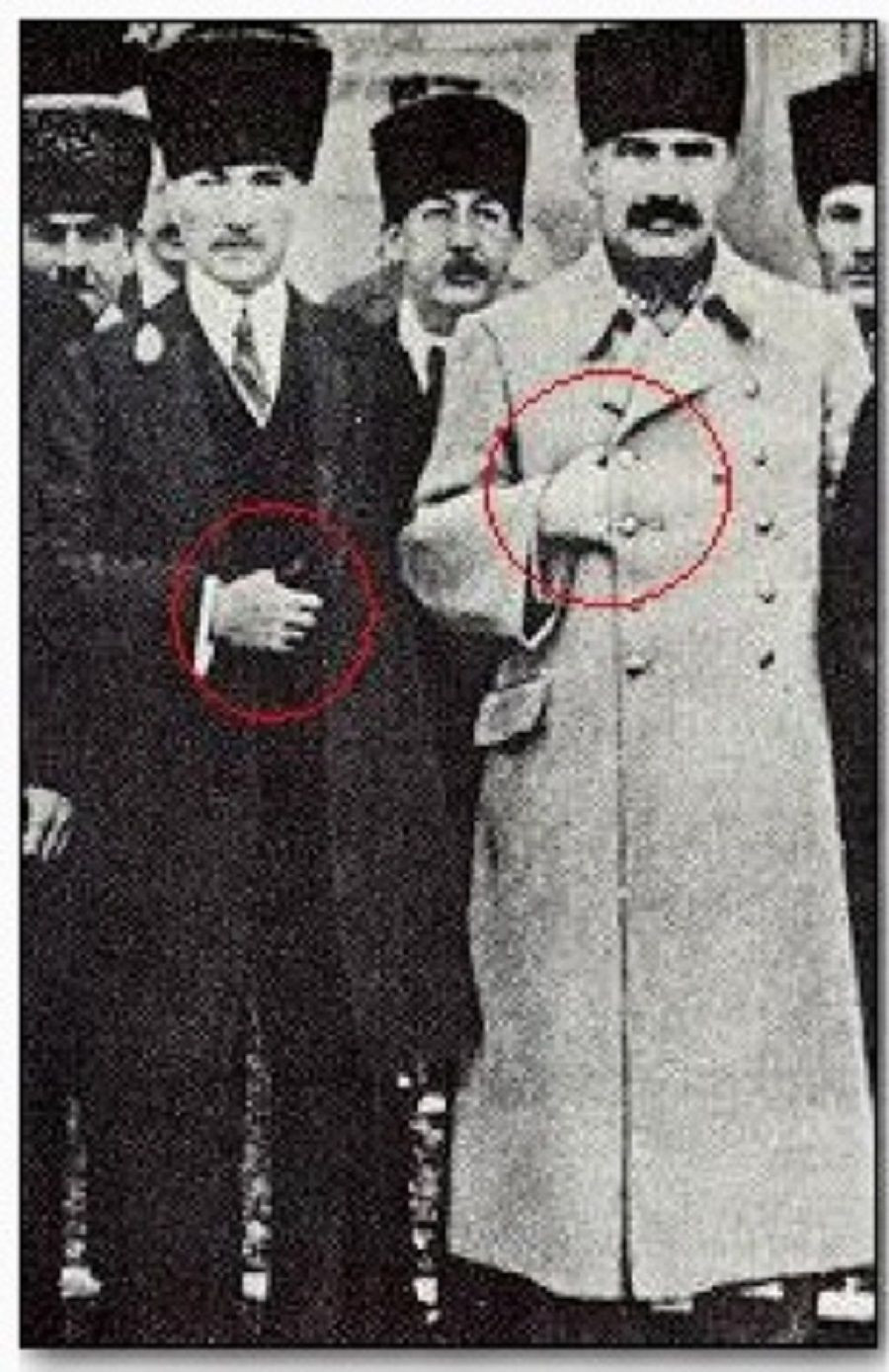 Atatürk neden sağ elini göğsüne koyuyordu? İşte nedeni...
