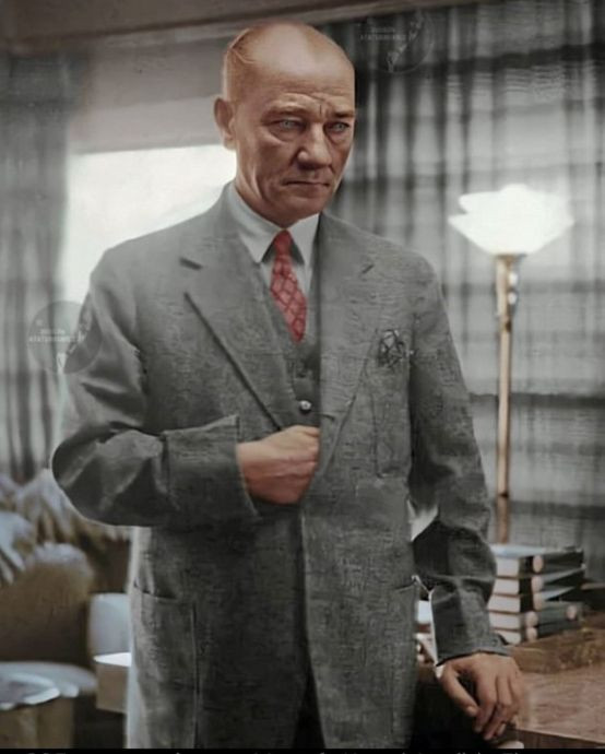 Atatürk neden sağ elini göğsüne koyuyordu? İşte nedeni...