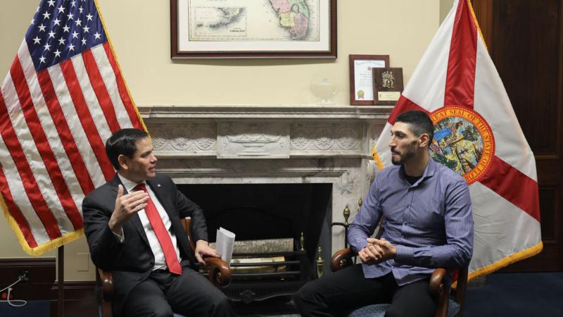 ABD'li senatör, kırmızı bültenli FETÖ'cüyü ofisinde ağırladı