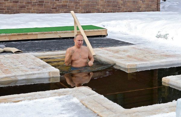 Putin Ortodoks Noel'ini kutlamak için 20 derecede buzlu suya girdi