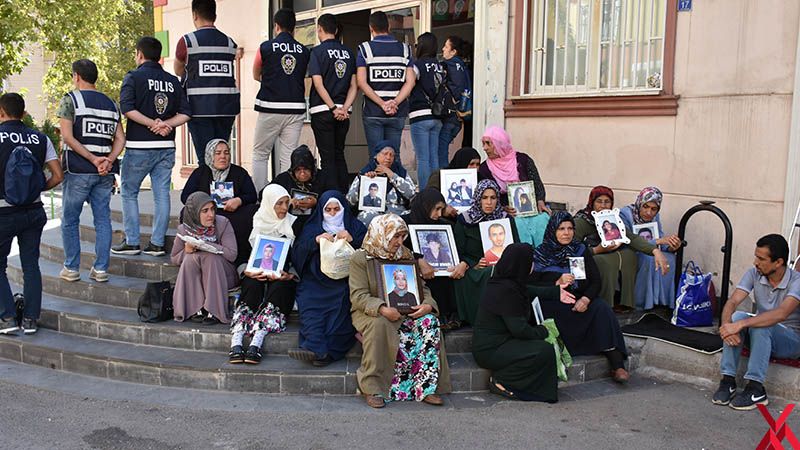Diyarbakır annesi: Bu HDP’nin bir tane belediyesini bırakmasınlar