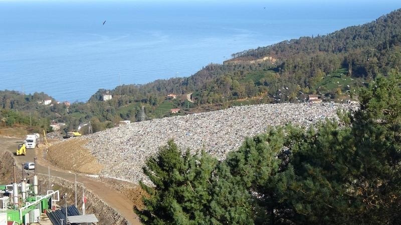 Sürmene'deki tabiat harikasına çöp dağı: Vatandaş harekete geçti!