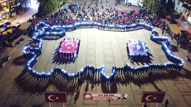 800 öğrenci 1 dakika 20 saniyede Türkiye haritası oluşturdu
