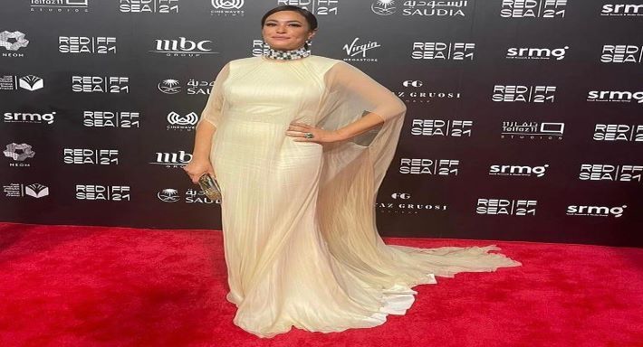 هند صبري بفستان طويل بتوقيع مصممة سعودية في افتتاح مهرجان البحر الأحمر