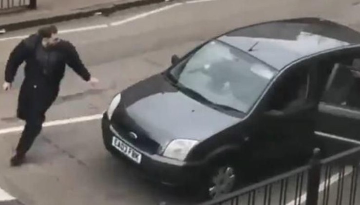 Londra'da cami önünde bekleyen gruba ırkçı saldırı