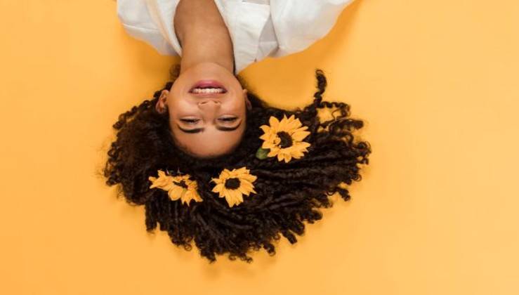 Советы по уходу для девушек с кучерявыми волосами!