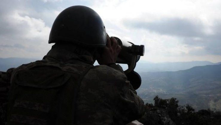 PKK/YPG’li 2 terörist, örgütten kaçarak teslim oldu.