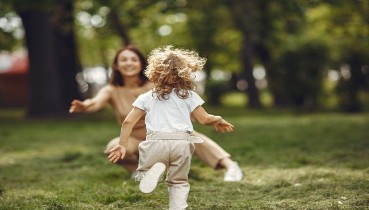Aquí hay algunos consejos de belleza rápida y natural para las madres apretadas programadas