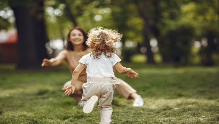 Aquí hay algunos consejos de belleza rápida y natural para las madres apretadas programadas