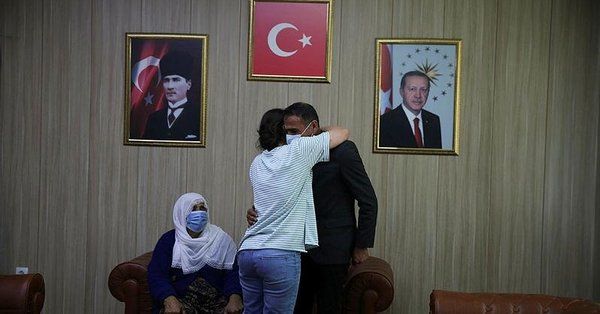 SON DAKİKA: Mardin'de ikna çalışması sonucu teslim olan terörist ailesiyle buluşturuldu