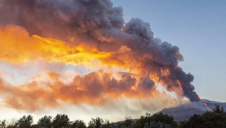İtalya'da volkanik patlamalar! Etna yanardağı yeniden faaliyete geçti