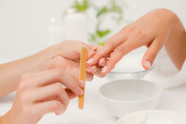 Побалуйте себя домашним маникюром