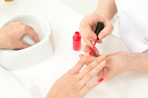Побалуйте себя домашним маникюром