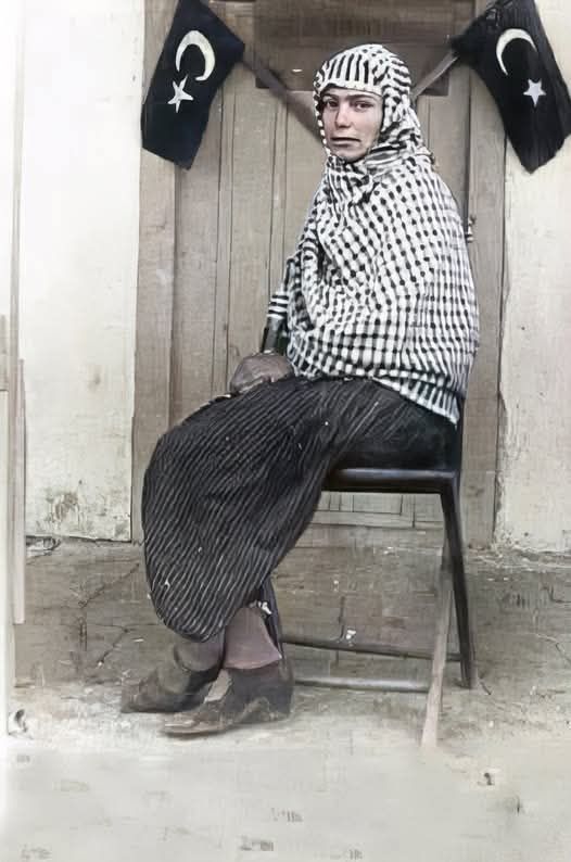 1933 yılında Gül Esin Hanım, dört erkek rakibine fark atarak 500 oyla Türkiye’nin ilk kadın muhtarı seçilmiş ve