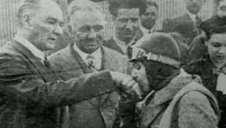 Atatürk Sabiha Gökçen'i Harekata Uğurluyor