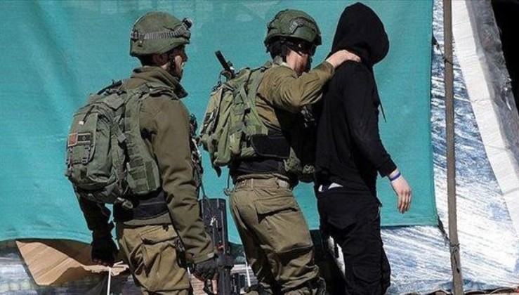 Terör devleti İsrail'in askerleri Batı Şeria'da top oynayan 3 Filistinli çocuğu gözaltına aldı