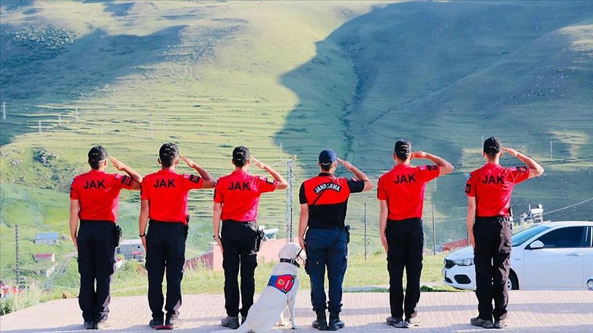 JAK timleri Ardahan Damal'da Atatürk siluetine selam durup bayrak açtı