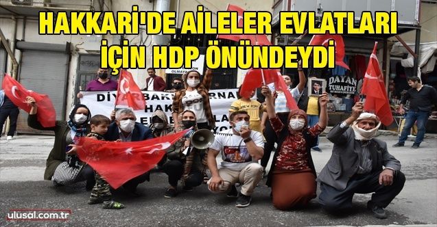 Hakkari'de aileler evlatları için HDP önündeydi