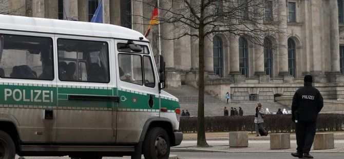 Almanya'da polise saldırı
