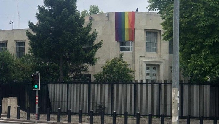 Ankara’daki ABD Büyükelçiliği LGBT bayrağı astı