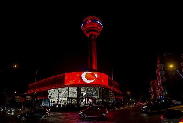 30 Ağustos Zafer Bayramı'nda Ankara'nın sembolü Atakule'de dev Türk bayrağı dalgalandırıldı