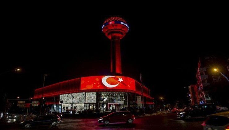 30 Ağustos Zafer Bayramı'nda Ankara'nın sembolü Atakule'de dev Türk bayrağı dalgalandırıldı
