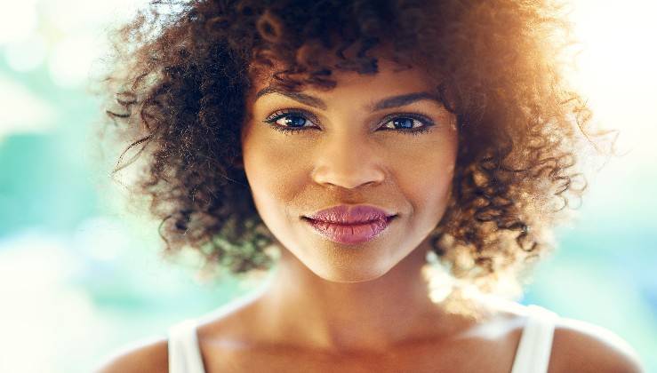 نصائح للعناية بالشعر للبنات ذوات الشعر الطبيعي المجعد!