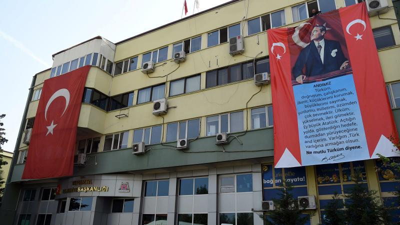 Belediye binasına dev 'Atatürk' ve 'Andımız' pankartı