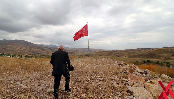 Tehditlere rağmen 35 yıldır Türk bayrağını dalgalandırıyor