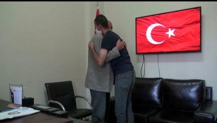 Son dakika: Van'da polisin ikna çalışmaları sonucu PKK'lı bir terörist teslim olup, ailesine kavuştu