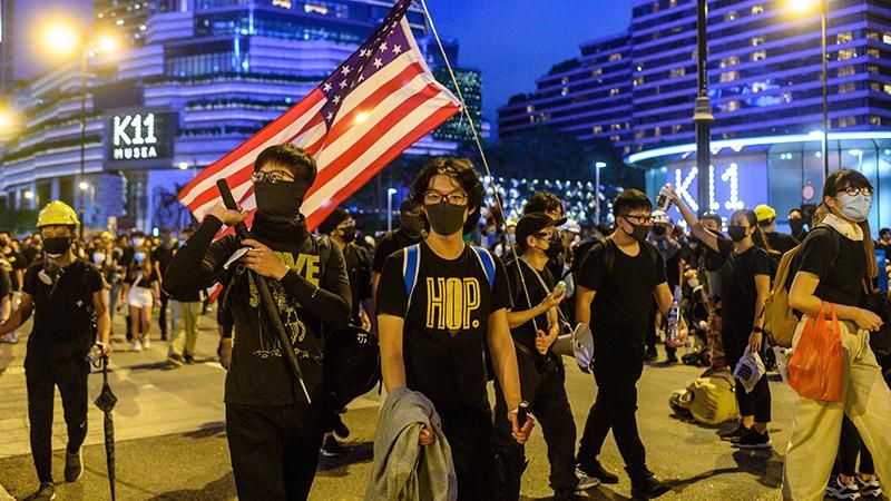 ABD bayraklı vandallar Hong Kong'da temizlik işçisini öldürdü