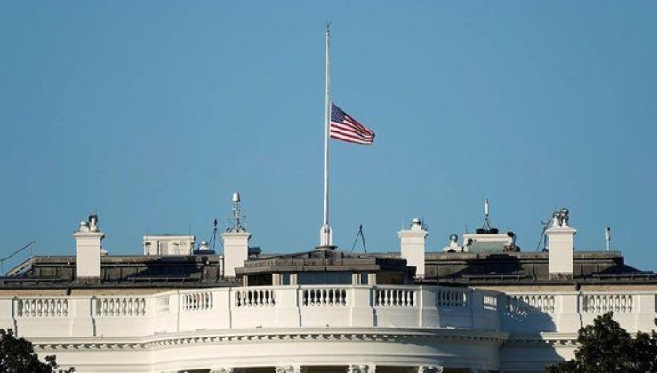 Trump destekçilerine karşı şiddet uygulayan polisleri "onurlandırmak" için Beyaz Saray’da bayraklar yarıya indirildi