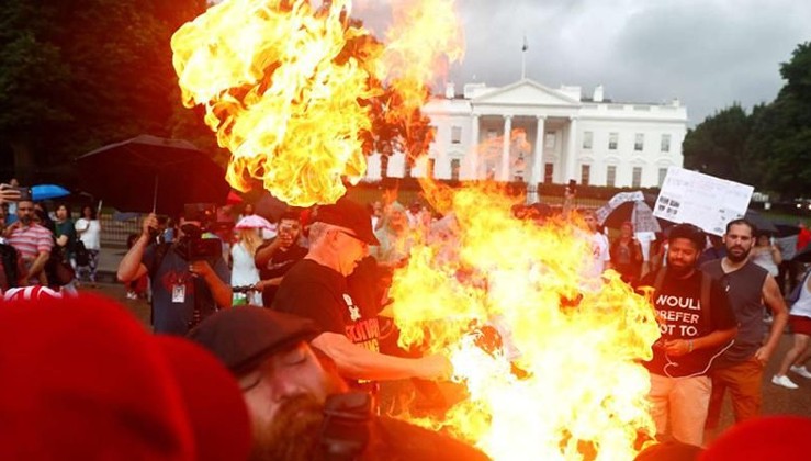 Beyaz Saray önünde ABD bayrağı yakıldı