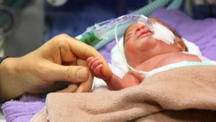 800 gramlık bebek nadir görülen operasyonla hayata tutundu