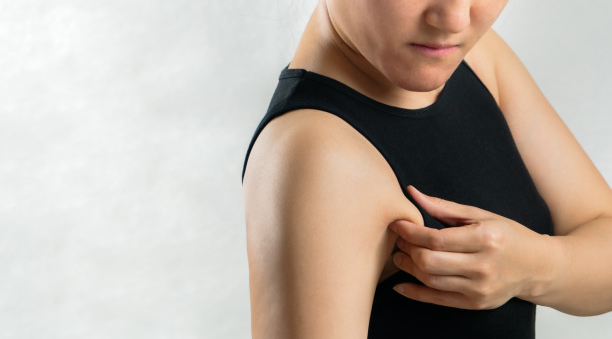 Solución a base de hierbas para el oscurecimiento de la axila