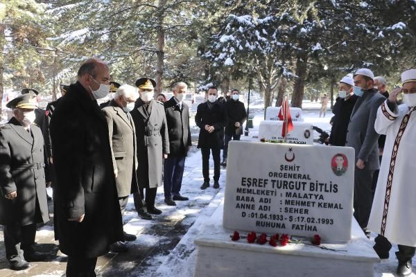 Bakan Soylu Şehit Org. Eşref Bitlis'in mezarını ziyaret etti.