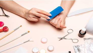 دلل نفسك بواسطة مانيكير المنزل