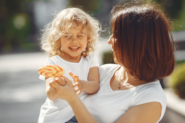 Aquí hay algunos consejos de belleza rápida y natural para las madres apretadas programadas