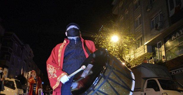 İstanbul'da ramazan davulcuları maske takarak mesaiye başladı