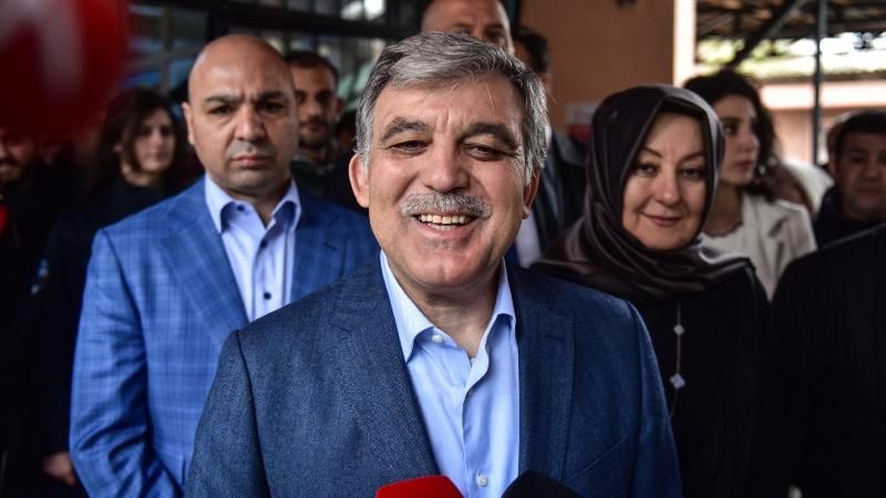 İmamoğlu'nun ardından Demirtaş da Abdullah Gül'e sarıldı!