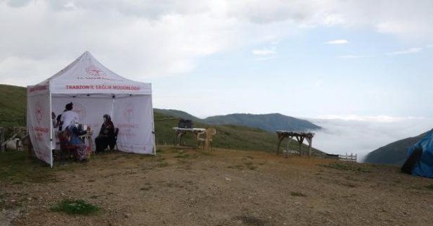 Yaylada kalan vatandaşlara mobil sağlık ekiplerince kurulan çadırlarda Covid19 aşısı uygulanıyor