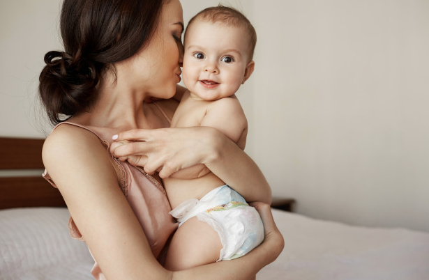 وهنا بعض نصائح الجمال السريعة والطبيعية للأمهات لجدولهم الضيق