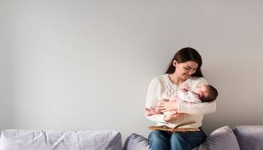 وهنا بعض نصائح الجمال السريعة والطبيعية للأمهات لجدولهم الضيق