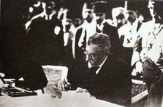 İstanbul mebusu Yusuf Akçura, TBMM adına İstanbul'u İtilaf Devletleri'nden teslim alıyor. 6 Ekim 1923.