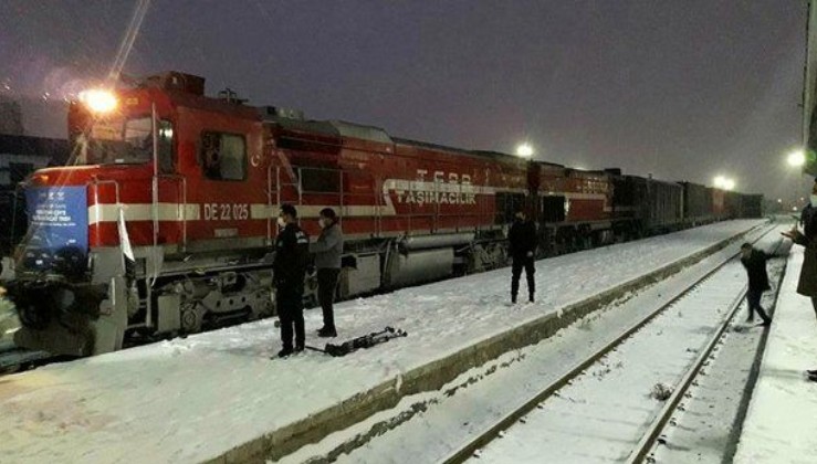 Türkiye'den Çin'e giden 50 ton yüklü ihracat treni, Kars'a vardı