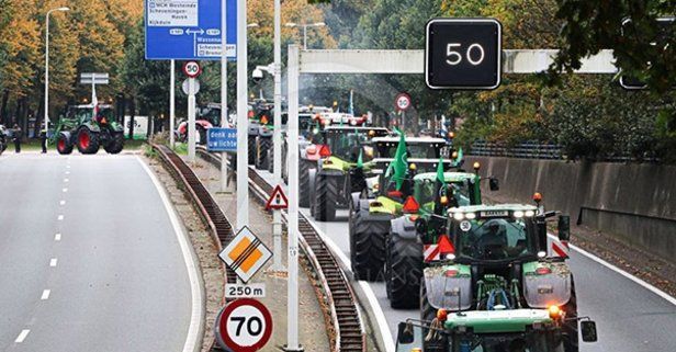 Almanya’da ilginç protesto! Traktörler Merkel’in kapısına dayandı.